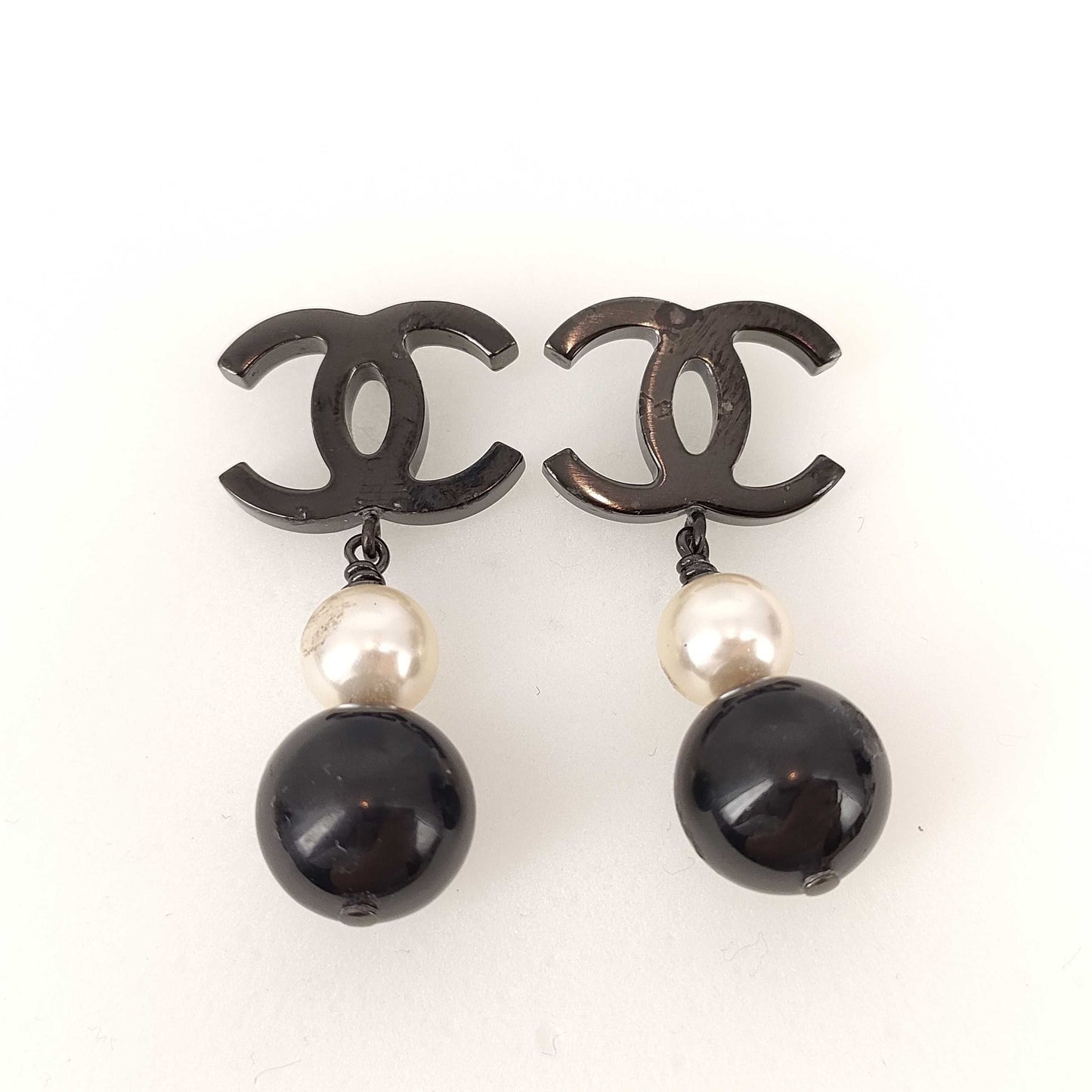 Matte Black Double C Pearl Earrings