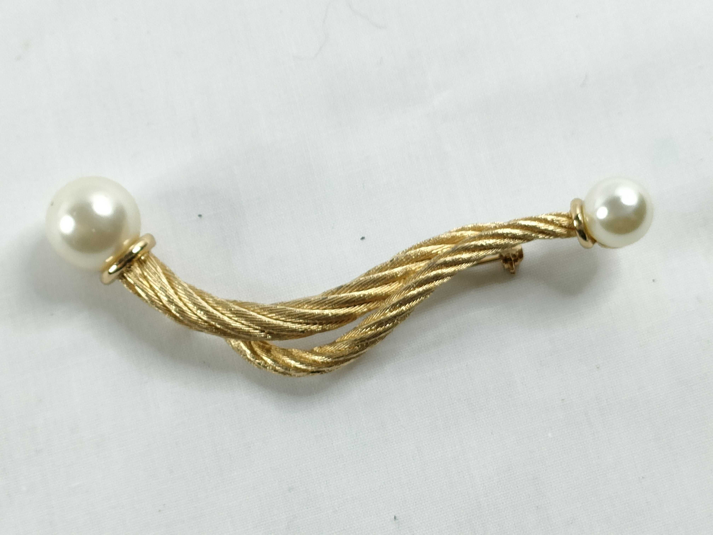 D Pearl knot brooch