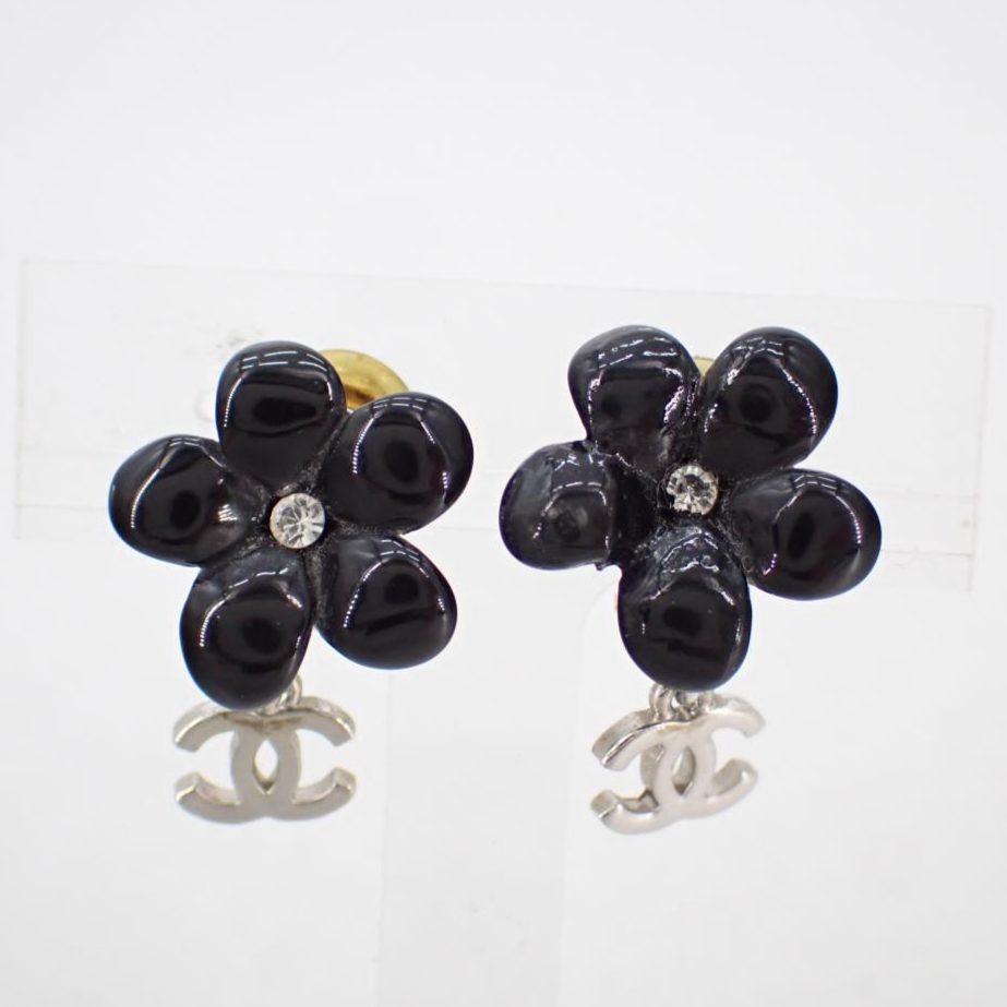 C Camellia Acrylic Ear Clip