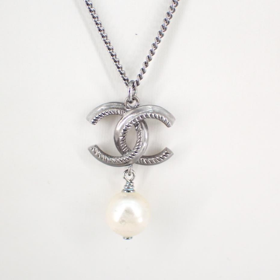 C Gunmetal pearl logo necklace