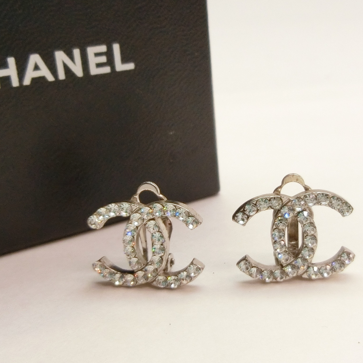 C Diamond-studded Double C Ear Clip