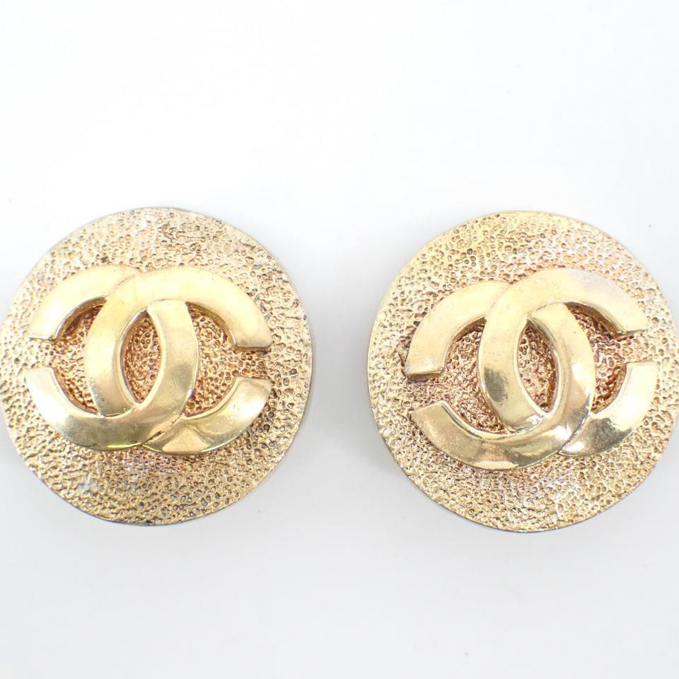 C Circular relief earrings