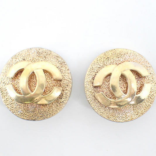 C Circular relief earrings