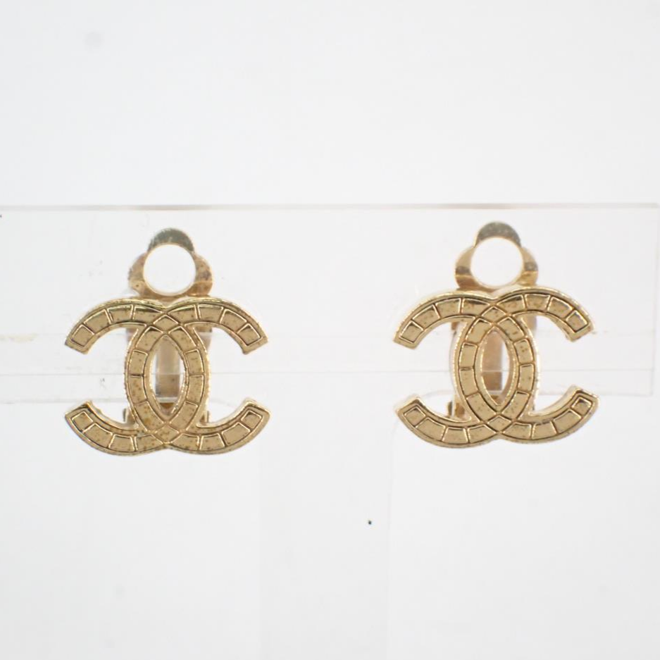 C Gold-tone quilted earrings