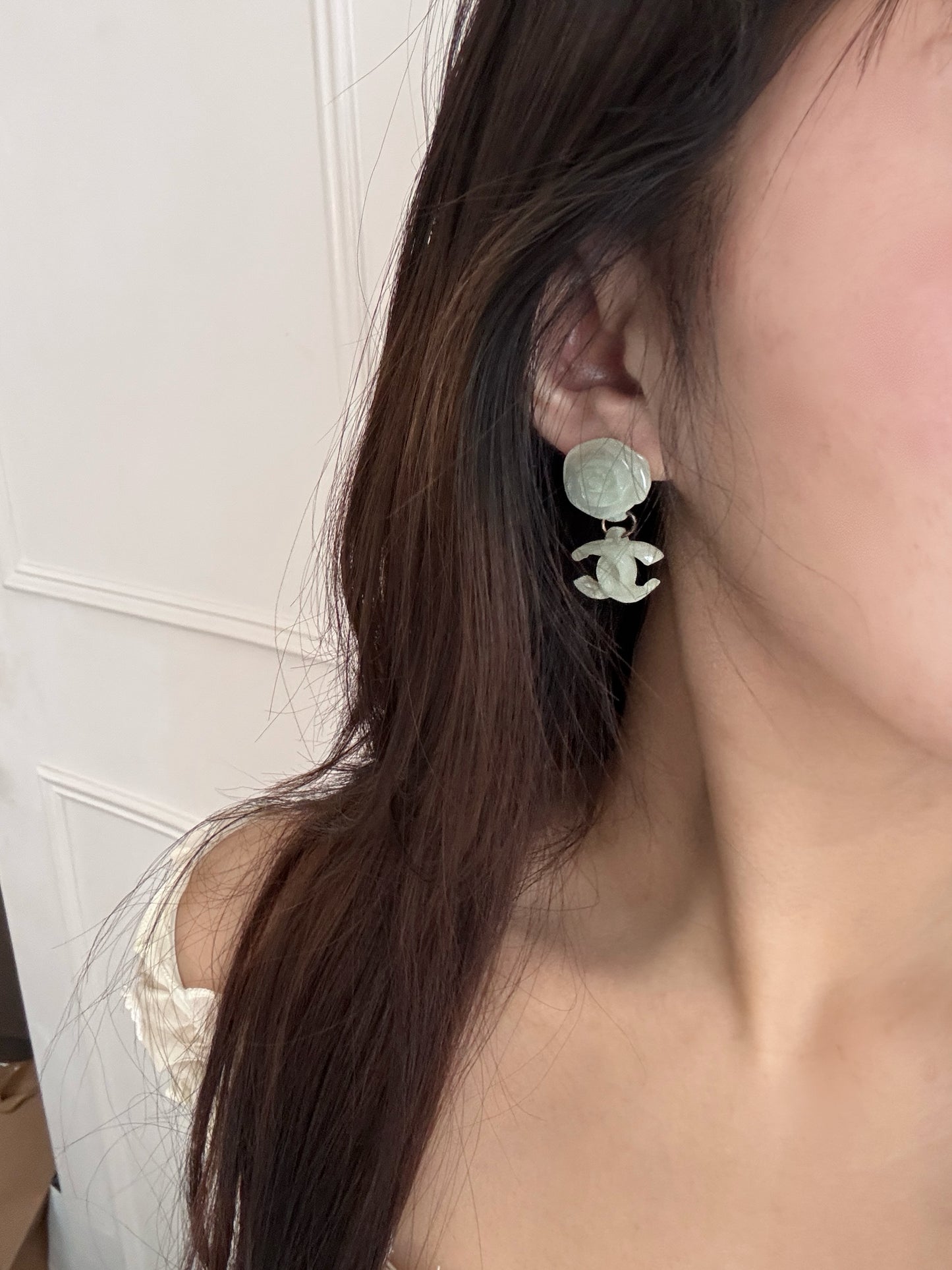 C Carved ear clip